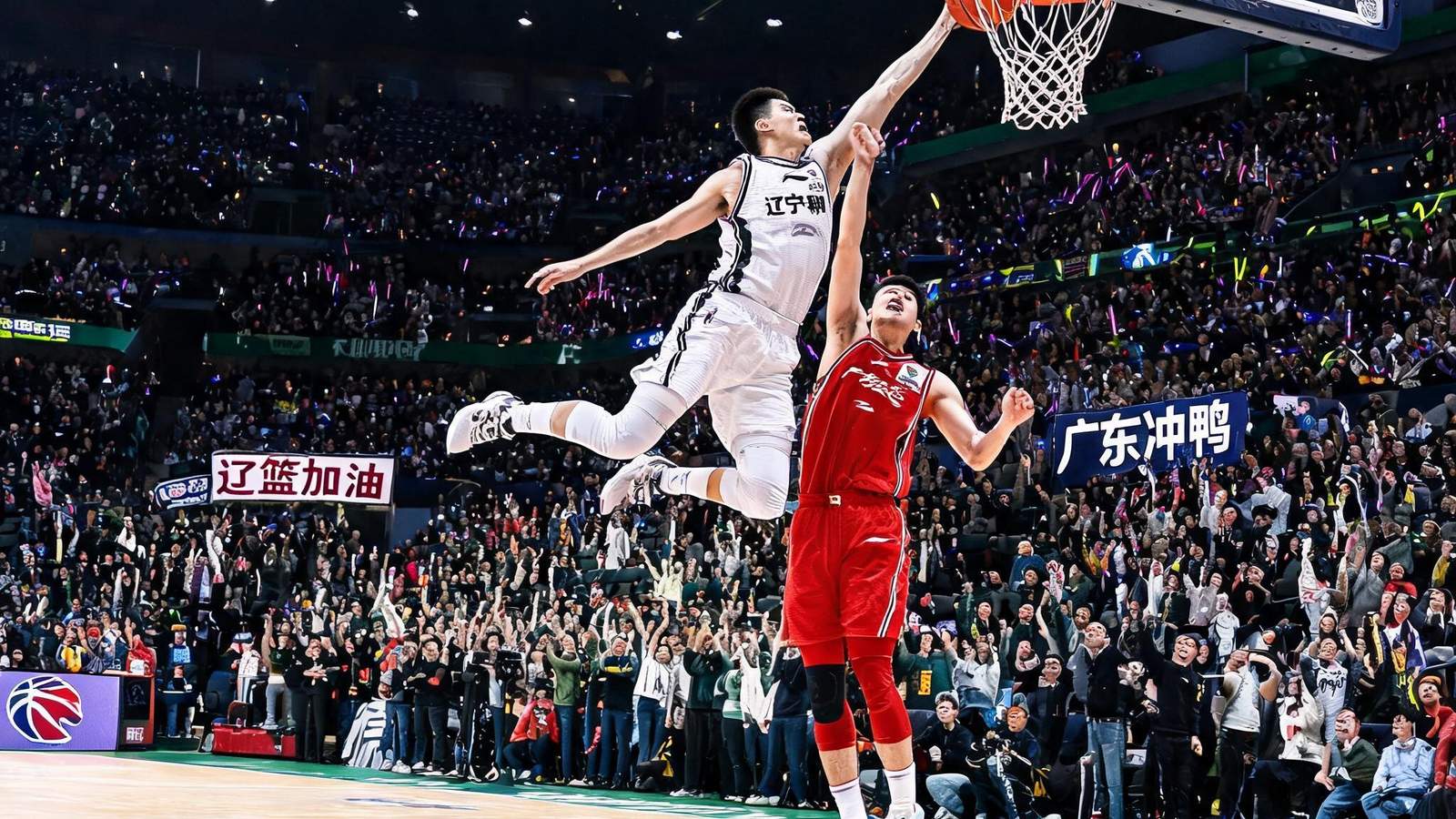 辽宁本钢与广东宏远在CBA季后赛中激烈对抗，球员飞身扣篮，全场观众沸腾