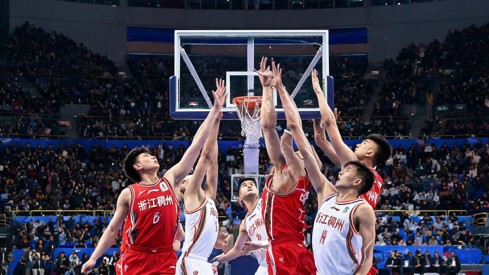 浙江稠州与新疆广汇的CBA常规赛对决，双方球员在篮下争抢篮板球，气氛紧张