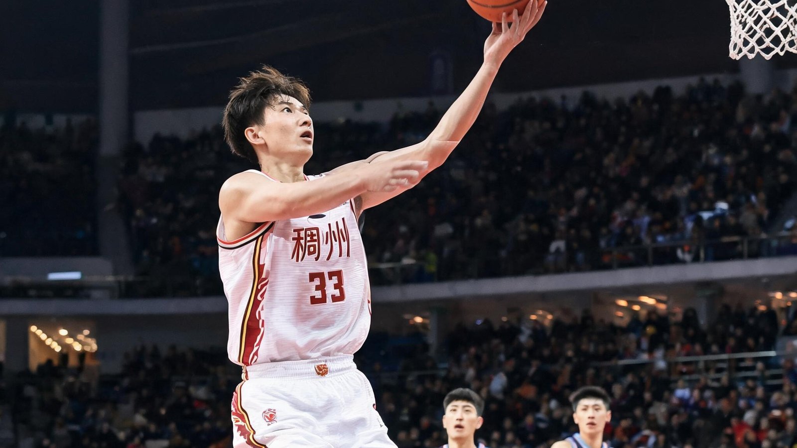 浙江稠州98比94险胜新疆广汇，吴前三分出手瞬间
